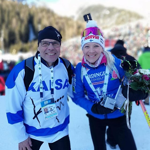 MAKARAINEN Kaisa, Kaupallisessa
yhteistyössä -
@stadiumfinland
kanssa
Lopetin
huippu-urheilu-u
rani noin 1,5
vuotta sitten.
Viimeiset 13
vuotta urastani
sain onnekseni
työskennellä
Jarmon kanssa,
joka oli
hiihtovalmentaja
ni. Jarmon
valmennusfilosof
ia oli ”tehdä
itsestään
tarpeeton” eli
opettaa
urheilijaa
ymmärtämään
omasta
valmennuksesta
niin paljon,
että häntä ei
enää
tarvittaisi.
Siinä ei ihan
onnistuttu,
sillä tarvin
neuvoja vielä
viimeiseen
kisaankin 🤭
Jarmosta tuli
vuosien mittaan
minulle todella
läheinen tuki ja
turva, joka
seisoi takani
myös katkerien
tappioiden
hetkellä ja hän
oppi tuntemaan
minut
läpikotaisin -
välillä jopa
paremmin kuin
minä itse 😅
Jarmo myös
opetti minut
rakastamaan
Italiaa ja
olemaan edes
hieman
armollisempi
itselleni
vaikeina
hetkinä. 🙏🏼
Tämän kampanjan
myötä haluan
vielä kerran
sanoa nöyrimmät
kiitokseni
Jarmolle. Siitä,
että olit
minulle paras
mahdollinen
valmentaja ja
olet edelleen
minulle tärkeä
ihminen ❤️
Jos sinulla tai
läheiselläsi on
elämässäsi oma
”Jarmo” niin käy
ilmiantamassa
hänet kilpailuun
Stadiumin
sivuilla 21.11.
mennessä ja hän
voi voittaa
5000€
valmentajastipen
din 🙌🏻
Huomaa, että
valmentajan on
oltava
aktiivinen
nykyisen seuran
toiminnassa.
(Suora linkki
tarinoissa ja
biossa)
Valmentaja voi
käyttää
voittosumman
oman
urheiluseuransa/
järjestön
hyväksi 🙌🏻
Kommentoi alle,
mitkä
ominaisuudet sun
mielestä tekee
hyvän
valmentajan,
niin voin ottaa
niistä oppia
omalla
koutsiurallani
☺️
#StadiumFinland
#KiitosValmentaj
at
@stadiumfinland