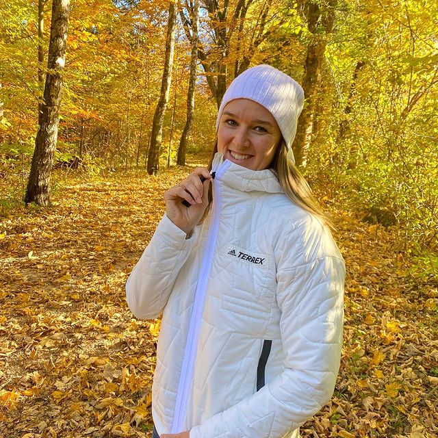 HERRMANN Denise, 🍁 Die Farben und
die milde
Herbstsonne
genießen, denn
die Natur gibt
mir Energie und
Kraft. 🍃💆🏼♀️
Ein bewusster
Umgang ist
unabdingbar.
#enjoynature
#adidasterrex
#endplasticwaste