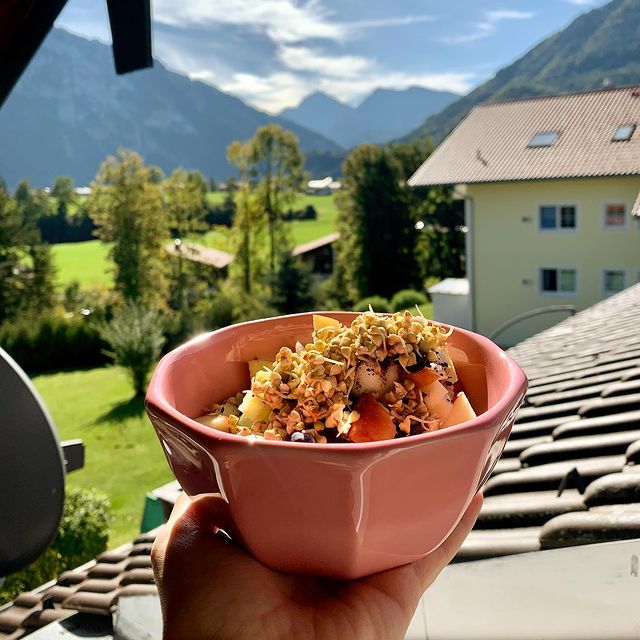 SCHERER Stefanie, So startet der
Sonntag schonmal
nicht schlecht
🥣😴💛☀️
...gekeimtes
Beerenmüsli von
@bleibwacker &
selbst gekeimter
Buchweizen 🌾🌱🫐
•
•
#sundaysbelike
#breakfastbowl
#enjoythelittlet
hings