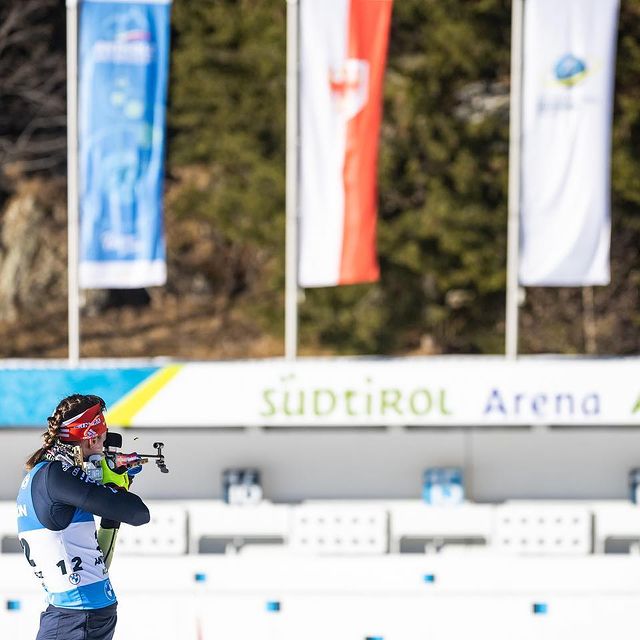 HERRMANN Denise, Den Massenstart
in Antholz habe
ich mir etwas
anders
vorgestellt.
Nach Ruhpolding
bin ich mit
einem guten
Gefühl in meinem
„Mini-Trainingsb
lock“ gestartet
und die
Vorfreude auf
Antholz war
enorm. Leider
hat mich die
Faszination
Biathlon wieder
eines Besseren
belehrt.
Schießen ok,
laufen
miserabel. Am
Ende ein
Wettkampf mit
wenig
Lichtblicken.
Ich hoffe die
nächsten Tage in
Antholz werden
die Richtigen
auf meinem
weiteren Weg.
Ich glaube fest
daran!
©️
@k_voigt_fotogra
fie