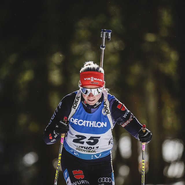 HILDEBRAND Franziska, Ein wirklich
anstrengendes
Wochenende liegt
hinter mir...
Dabei rede ich
nicht nur von
den Rennen,
welche ja immer
anstrengend
sind, wenn man
sein Bestes
gibt. Vielmehr
waren es für
mich emotional
und mental
anstrengende
Tage. Natürlich
meine ich hier
das
Olympiathema,
dass mich sehr
beschäftigt hat.
Unterm Strich
bleibt:
@annaweidel hat
die halbe Norm
erreicht und bei
mir war es zu
spät. Damit ist
Anna verdient
dabei und ich
wünsche ihr und
dem gesamten
@dsv_biathlon
Team alles Gute
für die Tage.
Ich habe mich
persönlich
vorallem über
meine
läuferische
Entwicklung
gefreut und über
die
Qualifikation
für den
Massenstart.
Auch wenn es am
Schießstand
nicht wie
gewohnt
funktioniert
hat, waren es
zwei Rennen plus
Staffel, die
Spaß gemacht
haben.
A really
exhausting
weekend lies
behind me... And
I'm not just
talking about
the races, which
are always
exhausting when
you give your
best. Rather, it
has been
emotionally and
mentally
exhausting days
for me. Of
course I'm
talking about
the Olympics,
which has kept
me very busy. It
is: Anna Weidel
has reached half
the
qualification in
time and i
didn't. So Anna
deserves to go
there and I wish
her and the
entire team all
the best for the
upcoming days.
Personally, I
was particularly
happy about my
skiing
development and
about qualifying
for the mass
start. Even if
things didn't
work out as
usual at the
shooting range,
there were two
races plus relay
that were fun.
@viessmann_sport
@jokasportiv
@salomonnordic
@leki.ski.outdoo
r @nordicfocus
#Biathlon
#biathlonantholz
#dsvbiathlon
#roecklgloves
#snowlove
#biathlonlove
#ibuworldcup