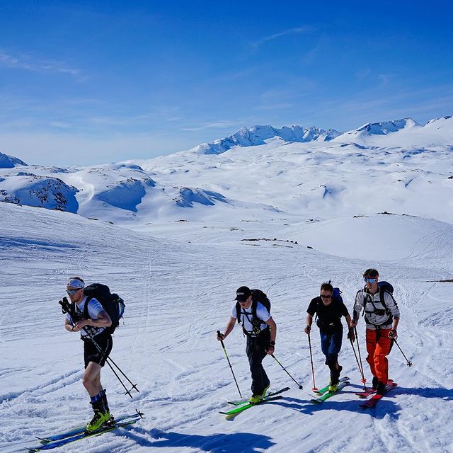 PETTERSEN Sindre, Mye sykdom i
årets
off-season, men
fikk heldigvis
inn 3
fantastiske
dager i
Jotunheimen med
mange herlige
folk. Utrolig
råe turer og
hyggelige
kvelder rundt
bålet 🔥
Ekstra 📸 credit
til
@sivertbakken og
@johannesdale
som tar masse rå
bilder😎