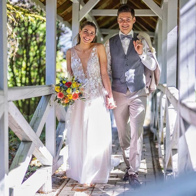 HORN Philipp, Mein Zuhause ist
kein Ort, das
bist DU
🤍👰🏼♀️🤵🏽♂️
#wesaidyes#weddi
ng#unsertag#love
grows#dontstopbe
lieving#glücklic
hunddankbar#aday
toremember#lovei
sintheair#140522
📸
@k_voigt_fotogra
fie