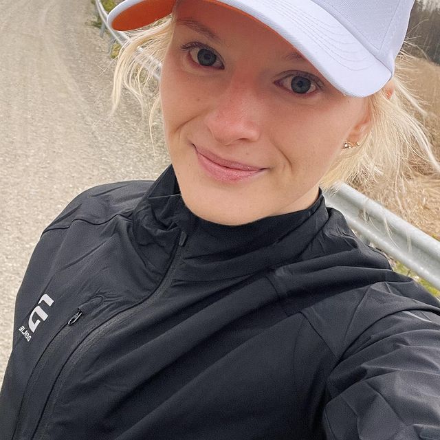 LEHTONEN Venla, Ja niin on
lomailut
lomailtu ja
reilu viikko jo
treenailtu.
Aamutossut
vaihtunu
lenkkareihin.
Siltä on kyl
tuntunukin 😵💫
Lihakset kipeenä
mut pikkuhiljaa
alkaa taas
vetristyy ja
hommat luistaa
🏃🏼♀️👟💜✨ Onhan
tää vaan kivaa,
kohti uutta 💫
#ad
@timetofly_suomi
#timetofly
#hokaspeedgoat5
👟✨
@nordicteamwear.
sport
@dahlie.sportswe
ar 👚🧢