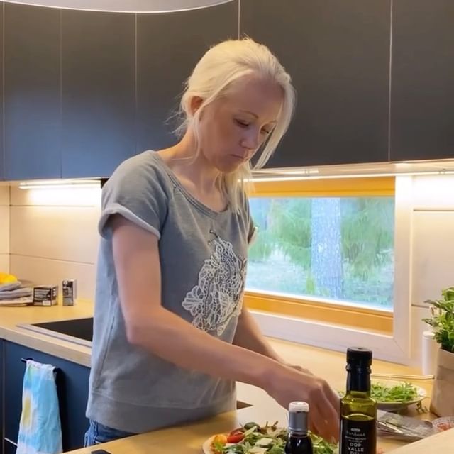 MAKARAINEN Kaisa, Kaupallinen
yhteistyö
@pirkka.parhaat
& miun vinkit
onnistuneeseen
pizzaan kotona 🍕
Testasin uuden
Pirkka Parhaat
-sarjan
Pizzanpaistajat-
tuotevalikoiman
pizzataikinaa,
tomaattikastiket
ta ja
pizzajuustomurua
pizzassa, jonka
päälle lisäsin
vielä bresaolaa,
kirsikkatomaatte
ja, tuoretta
basilikaa ja
rucolaa,
itsetehtyä
valkosipulioliiv
iöljyä ja
balsamicoa 👌
Tästä syntyi
paljon parempi
pizza kuin itse
tekemistäni
yleensä. Näytti
ja maistui ihan
pizzerian
herkulta 😍
Miun aiemmin
ostamat
pakastepohjat
jää kauas
verrattuna tämän
tuotesarjan
valmistaikinalle
. Jos mietit
ettei
pakastepohja voi
olla hyvä,
testaa tätä!
Tässä miun
vinkit
täydellisen
pizzan
paistamiseen
kotona ⤵️
1️⃣ Ota valmiit
taikinapallot
ajoissa sulamaan
tiiviiseen
rasiaan tai tee
taikina itse jo
edellisenä
päivänä tai jopa
aiemmin.
2️⃣ Paista vain
tomaattikastikke
ella ja
juustolla
täytetty pizza
uunissa, ja
lisää loput
täytteet
tuoreina heti
paiston jälkeen.
3️⃣ Jos laitat
enemmän
täytteitä jo
uuniin, laita ne
tomaattikastikke
en ja
juustomurun
päälle.
4️⃣ Jos kotoa ei
löydy
pizzakiveä,
kuumenna
uunipelti ennen
pizzan
paistamista
rapean pohjan
saamiseksi.
Testaa ja tuu
jättää
kommentit, oliko
kehujen arvoinen
pohja tai
täytteet 😋
#pirkkaparhaat
#pizza
#pizzanpaistajat