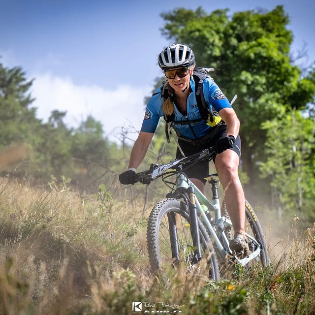 BESCOND Anais, Jour 4 de l'alps
epic. Il y avait
66 km et qqs
2800m de D+
Cette aventure
folle que Marie
m'a proposé en
septembre
dernier !
J'hésite encore
entre dire que
demain est
"enfin" ou
"déjà" le
dernier jour...
J'ai mal partout
et je suis
fatiguée mais je
pense déjà à
progresser et
apprendre à
mieux piloter
pour pouvoir
plus profiter la
prochaine fois
!!! 😊
Merci @remgap05
pour les 📷