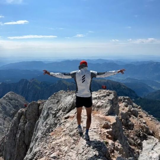 NAWRATH Philipp, Die Tour auf den
Triglav war was
fürs Auge😎☀️
Einer der
Highlights des
Lehrgangs ⛰✅
In gut 6 Stunden
gings auf die
knapp 3000 meter
hohe Spitze des
Triglav und
wieder zurück
zum Stadion
@biathlon.poklju
ka 🏃♂️
Der Lehrgang im
@triglav.nationa
l.park war
optimal für die
Grundlagen💯
Als nächstes
gehts ins
spezifische
Roller-Training
um bei der
Sommer-WM fit zu
sein🎯 ♻️
#spitzensportpol
izeibayern
@viessmann_sport
@jokasportiv
@nesselwang.de
@fischernordic
@solidvest