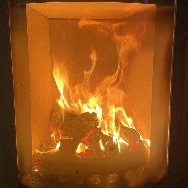 LINDSTROEM Fredrik, Härligt att åka
upp till
Borgafjäll igen!
Började dagen
med en brasa i
kaminen och
efter frukost
några timmar i
slalombacken.
Sedan massa mys
runt stugan med
öppen eld och
snögrotta. Nu
sitter man skönt
i fåtöljen och
spiller upp ett
glas bubbel.
Firar att jag
klarat
ytterligare en
termin på
läkarprogrammet!