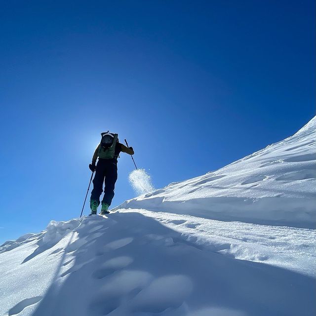 FOURCADE Martin, La montagne m’a
offert son plus
beau nuancier de
bleu. Journée
magnifique chez
nos amis suisses
🇨🇭! Merci
@franckreynaud
pour la balade.
#mountaineering
#blue #glacier